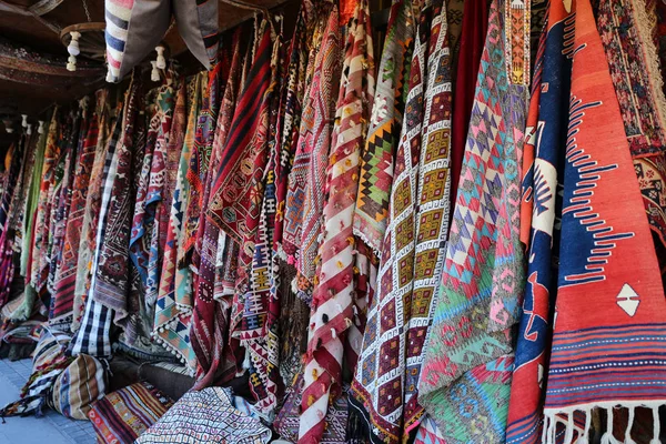 Türkische traditionelle Teppiche in Goreme, Nevsehir, Truthahn — Stockfoto