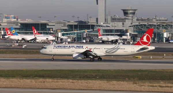 Flugzeug hebt vom Flughafen ab — Stockfoto