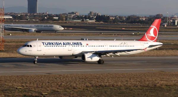 Flugzeug hebt vom Flughafen ab — Stockfoto