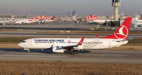 Despegue del avión desde el aeropuerto —  Fotos de Stock