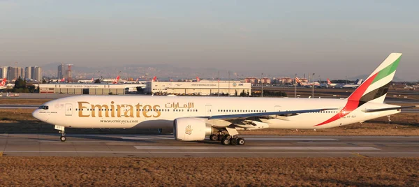 Flugzeug hebt vom Flughafen ab — Stockfoto