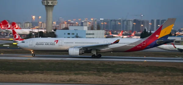 Despegue del avión desde el aeropuerto — Foto de Stock