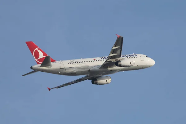 Airplane Takeoff from Airport — Stock Photo, Image