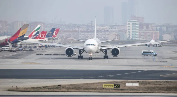 Aviões em Aprone do Aeroporto — Fotografia de Stock