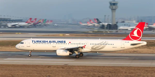 飛行機が空港から離陸します。 — ストック写真