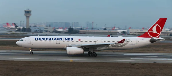 飛行機が空港から離陸します。 — ストック写真