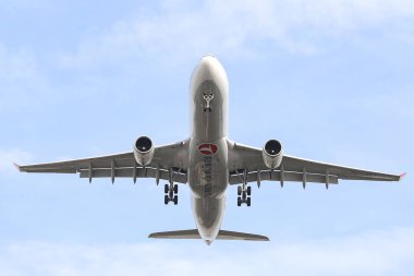 Uçak havaalanına iniş