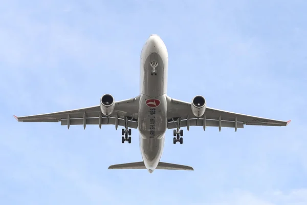 Avion atterrissant à l'aéroport — Photo