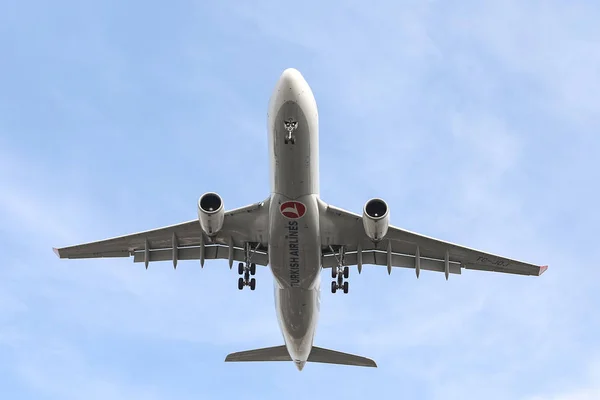 Flugzeug landet auf Flughafen — Stockfoto