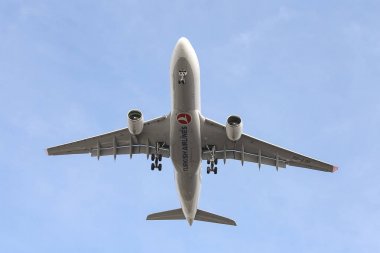 Uçak havaalanına iniş