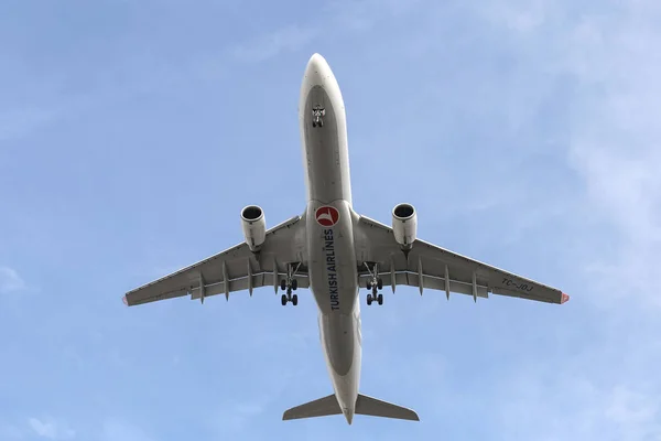 Flugzeug landet auf Flughafen — Stockfoto