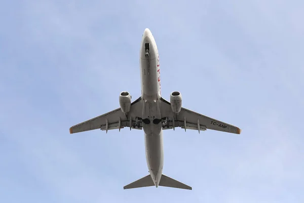Aterragem do avião para o aeroporto — Fotografia de Stock