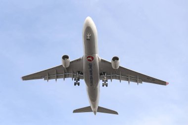 Uçak havaalanına iniş