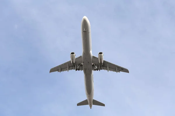 Посадка самолета в аэропорт — стоковое фото