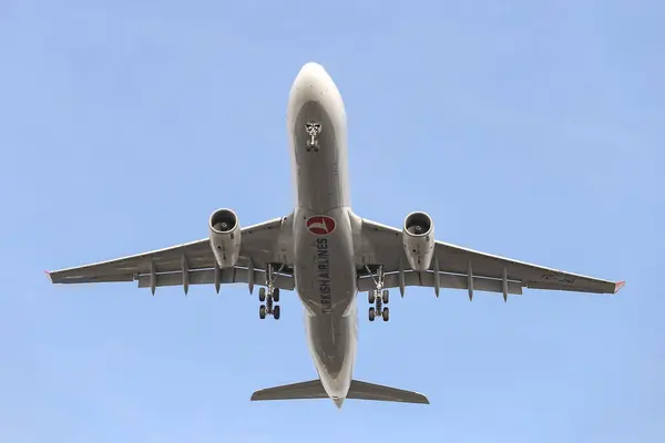 Flugzeug landet auf Flughafen — Stockfoto