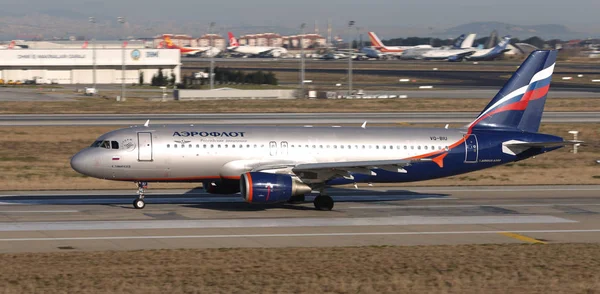 Flugzeug hebt vom Flughafen ab — Stockfoto