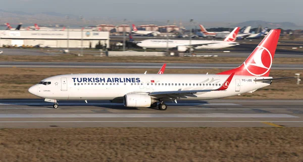 Flugzeug hebt vom Flughafen ab — Stockfoto