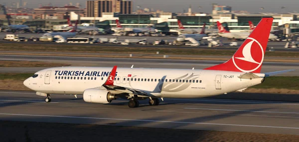 Flugzeug hebt vom Flughafen ab — Stockfoto