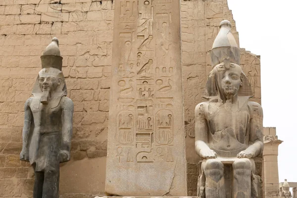 Sculptures dans le temple de Louxor à Louxor, Egypte — Photo