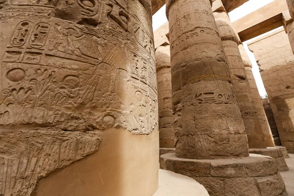 Säulen in der Hypostilhalle des Karnak-Tempels, Luxor, Ägypten — Stockfoto
