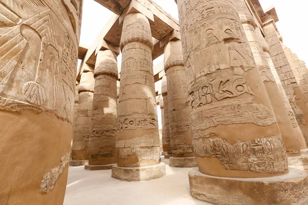 Columnas en Hypostyle Hall of Karnak Temple, Luxor, Egipto — Foto de Stock