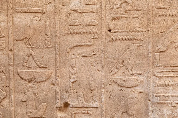 Hieroglyphics i Karnak Temple, Luxor, Egypten — Stockfoto