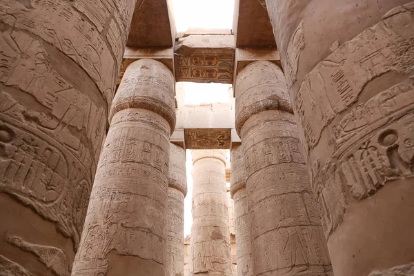 Kolumny w hypostyle Hall of Karnak Temple, Luxor, Egipt — Zdjęcie stockowe