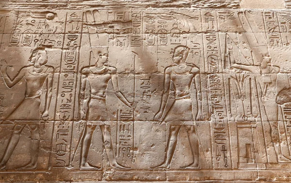 Jeroglíficos egipcios en el Templo de Luxor, Luxor, Egipto —  Fotos de Stock
