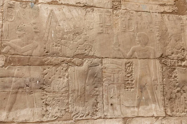 Egyptiska hieroglyfer i Luxor Temple, Luxor, Egypten — Stockfoto