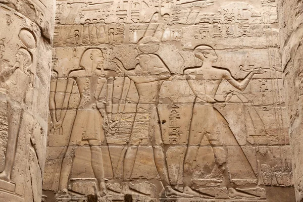 Hieróglifos egípcios em Luxor Temple, Luxor, Egito — Fotografia de Stock