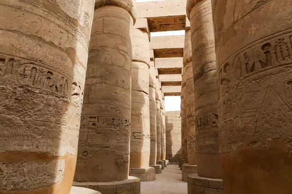 Kolumny w hypostyle Hall of Karnak Temple, Luxor, Egipt — Zdjęcie stockowe