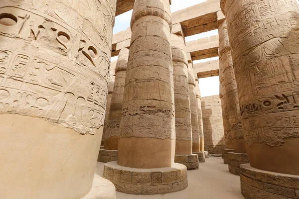 Säulen in der Hypostilhalle des Karnak-Tempels, Luxor, Ägypten — Stockfoto