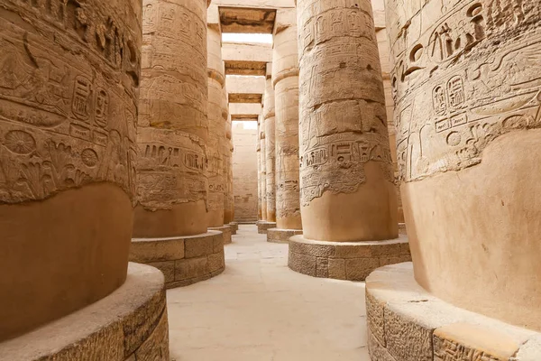 Columns in Hypostyle Hall of Karnak Temple, Luxor, Egypt — Stock Photo, Image