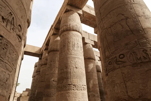 Colunas em Hypostyle Hall of Karnak Temple, Luxor, Egito — Fotografia de Stock