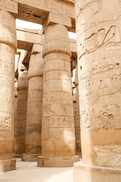 Colunas em Hypostyle Hall of Karnak Temple, Luxor, Egito — Fotografia de Stock