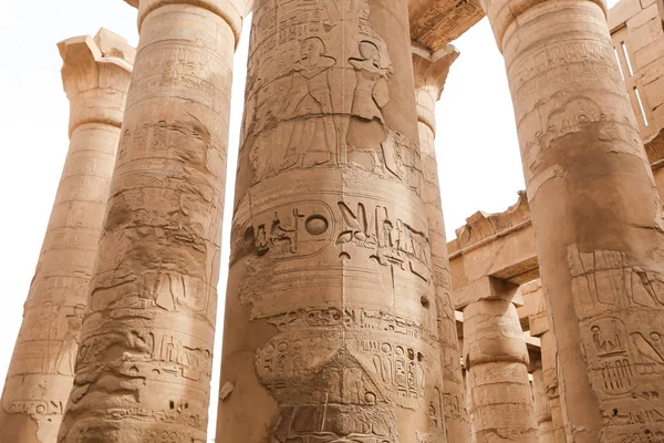 Columnas en Hypostyle Hall of Karnak Temple, Luxor, Egipto — Foto de Stock