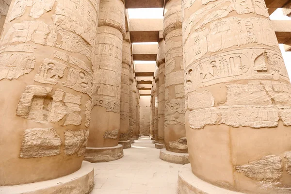 Zuilen in Hypostyle Hall of Karnak tempel, Luxor, Egypte — Stockfoto