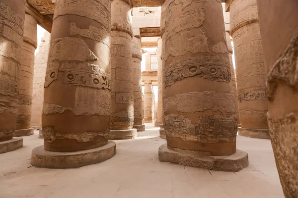 Columns in Hypostyle Hall of Karnak Temple, Luxor, Egypt — Stock Photo, Image
