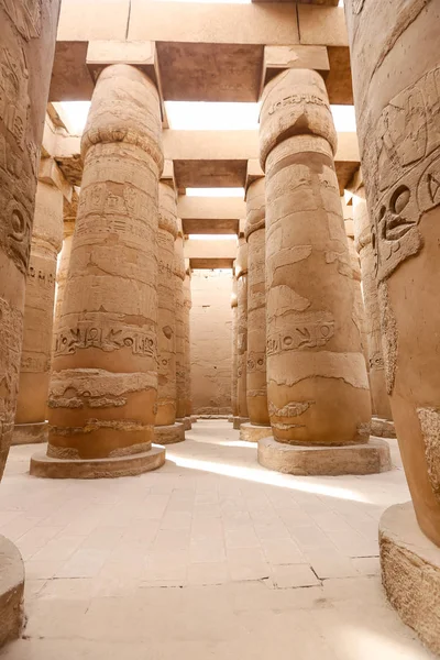 Säulen in der Hypostilhalle des Karnak-Tempels, Luxor, Ägypten — Stockfoto