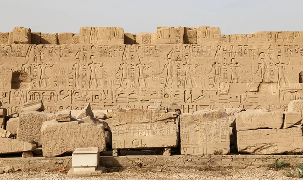 Hieróglifos em Karnak Temple, Luxor, Egito — Fotografia de Stock