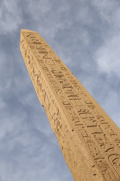 Obelisk w Egipcie świątyni, Luksor, karnak — Zdjęcie stockowe
