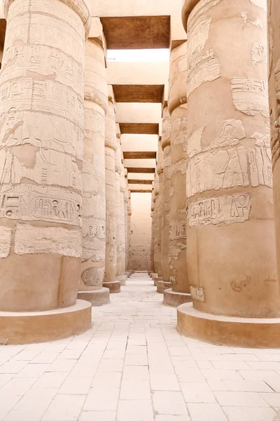 Säulen in der Hypostilhalle des Karnak-Tempels, Luxor, Ägypten — Stockfoto