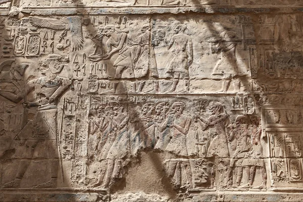 Egyptiska hieroglyfer i Luxor Temple, Luxor, Egypten — Stockfoto