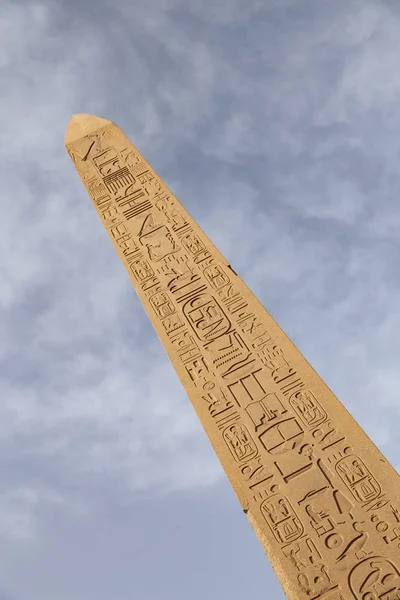 Obelisk v Egyptě chrám, luxor, karnak — Stock fotografie