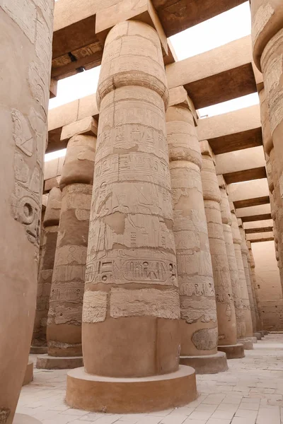 Säulen in der Hypostilhalle des Karnak-Tempels, Luxor, Ägypten — Stockfoto