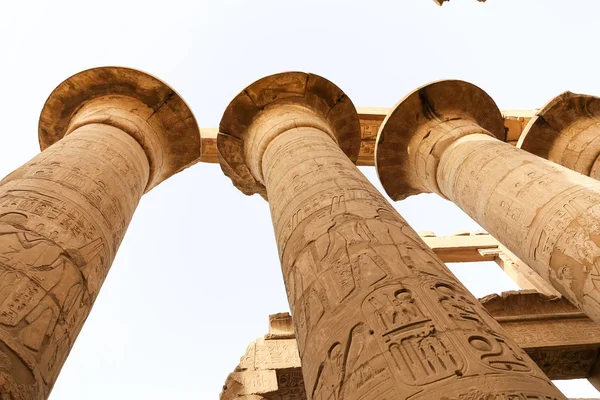 Sloupy v hale hypostyle v Karnak chrám, Luxor, Egypt — Stock fotografie