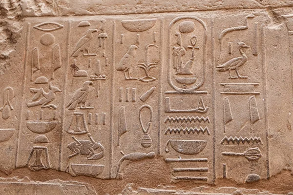 Hiéroglyphes égyptiens dans le temple de Louxor, Louxor, Egypte — Photo