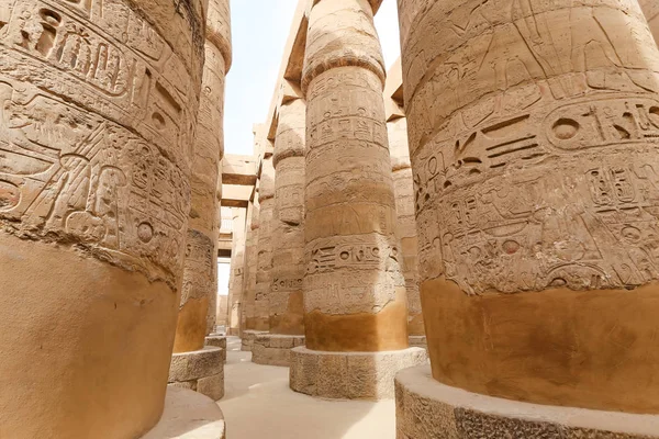 Columns in Hypostyle Hall of Karnak Temple, Luxor, Egypt — Stock Photo, Image