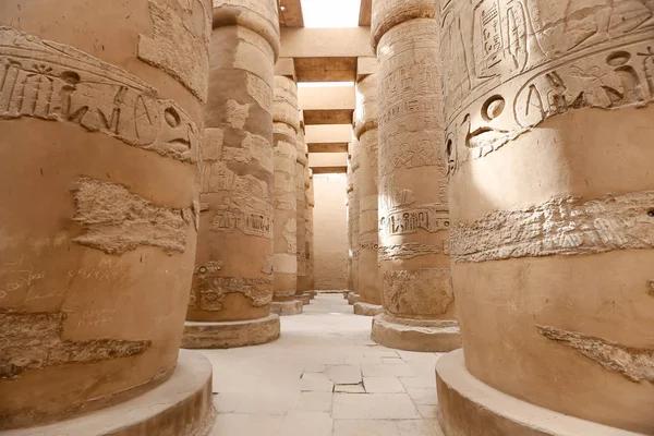Zuilen in Hypostyle Hall of Karnak tempel, Luxor, Egypte — Stockfoto