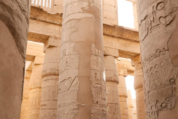 Columnas en Hypostyle Hall of Karnak Temple, Luxor, Egipto — Foto de Stock